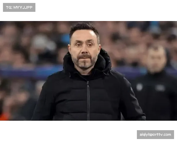 场边镜头：布莱顿主帅德泽尔比因对球员压迫位置不满，激动示意